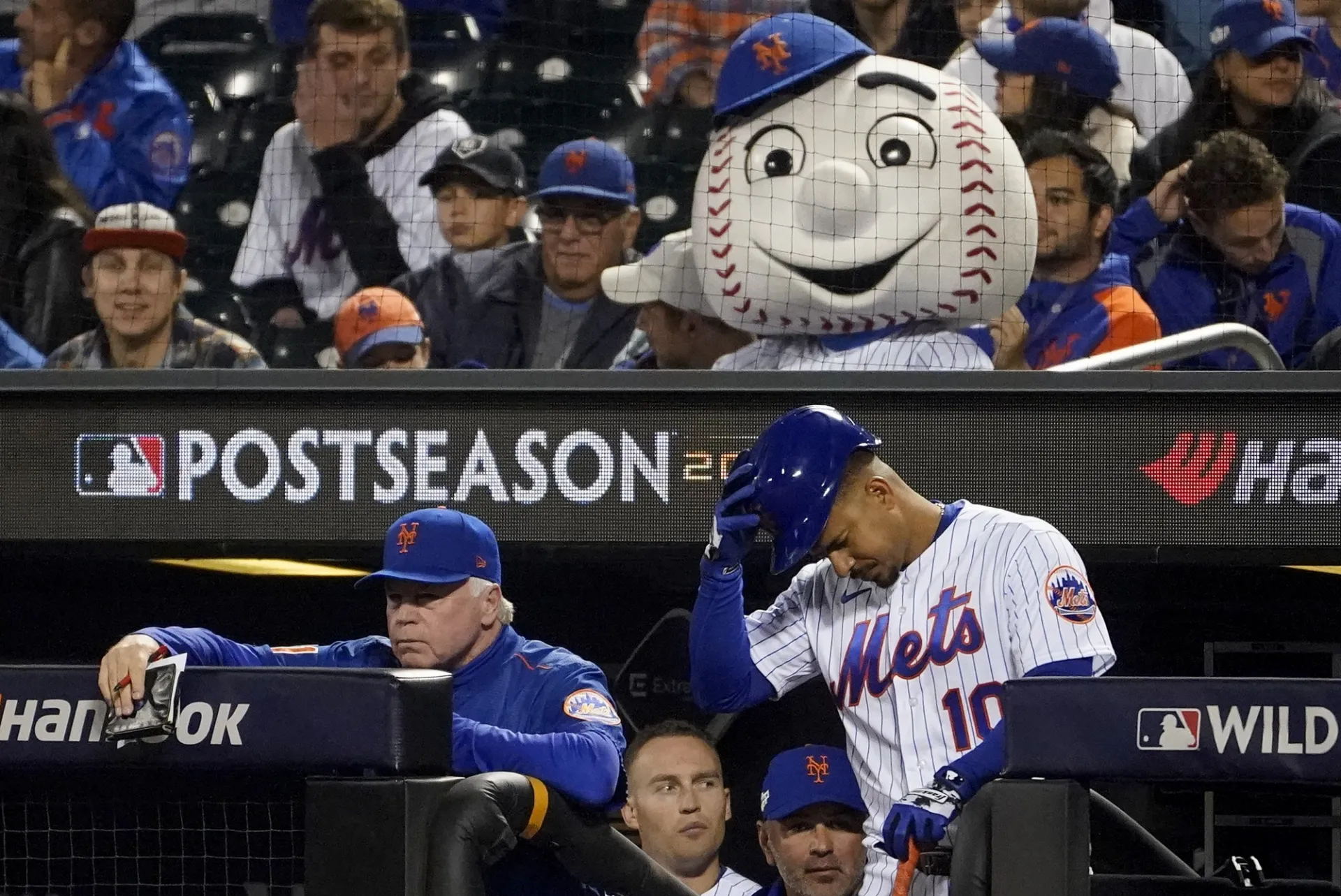 Eduardo Escobar and Buck Showalter during a Mets playoff game.